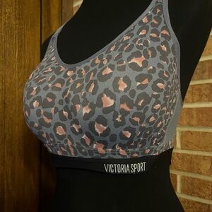 Victoria’s Secret Women 34DDD Incredible Sports Bra Gray Pink Leopard Print